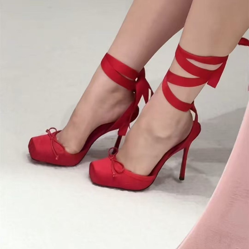 Rode schoenen met hoge hakken, - Ankle Strap Attachment recensie en prijs